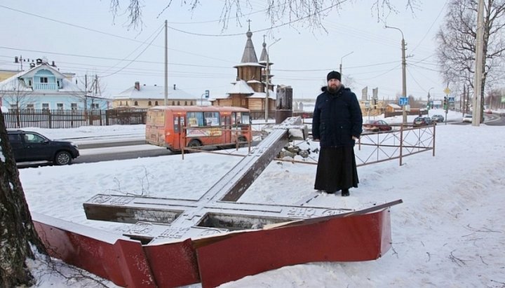 Поклонный крест был установлен рядом с Артемиево-Веркольским подворьем