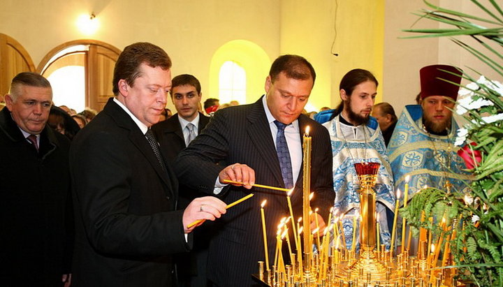 Михаил Добкин во время освящения храма Жен-Мироносиц в Волчанске Харьковской области