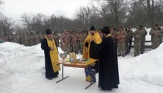 Священники УПЦ совершили молебен для военных перед их отправкой на Донбасс