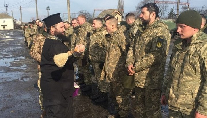 Священник благословил военнослужащих на прохождение службы