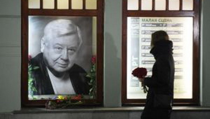 Портрет Олега Табакова перед входом в театр МХТ 