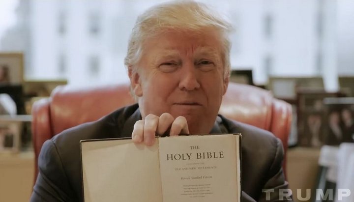 Дональд Трамп демонструє Біблію, яку його мати подарувала йому