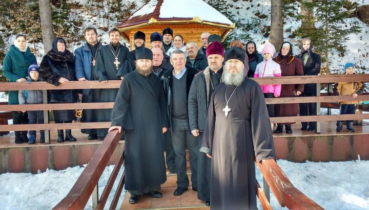 В Ждениево совершили молебен в часовне над целебным источником