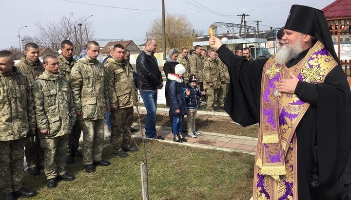 Архієпископ Мукачівський і Ужгородський Феодор відслужив молебень за Україну та військовослужбовців у військовій частині м. Чоп