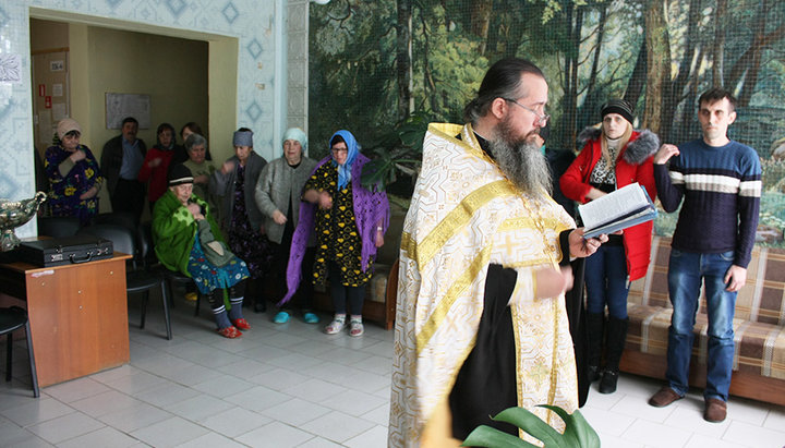 В лікарні Слов'янська протоієрей Олег Хижняков відслужив молебень за здоров'я