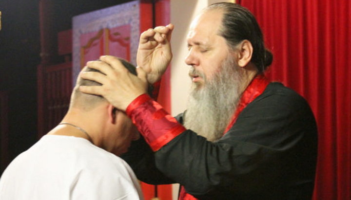Протоієрей Володимир Головін проводить сеанс «духовного лікування»
