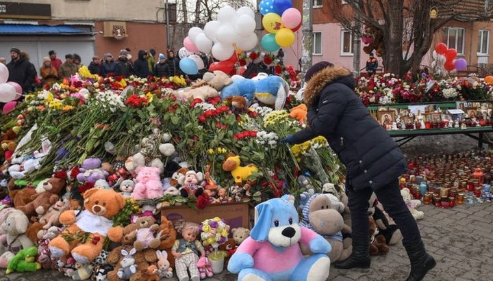 В результате пожара по официальным данным погибли 64 человека, в том числе 41 ребенок