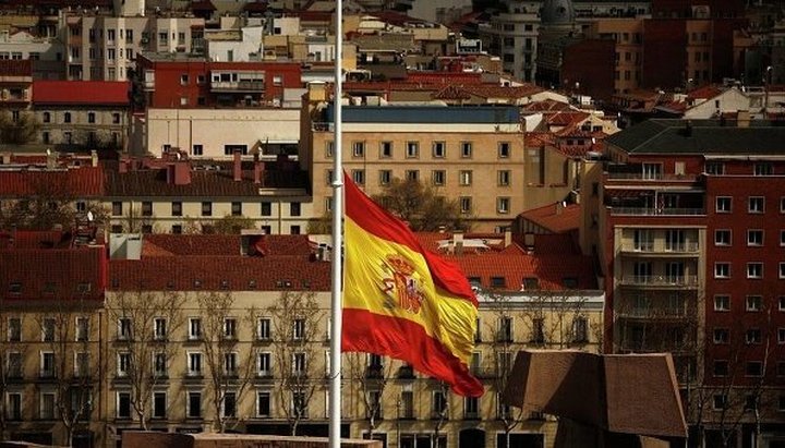 Традицию приспускать флаг на Страстной седмице в Испании ввело Министерство обороны