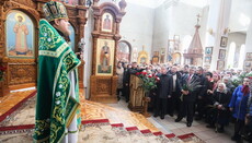 В Вербное воскресенье Порошенко молился с верующими УПЦ в Мариуполе