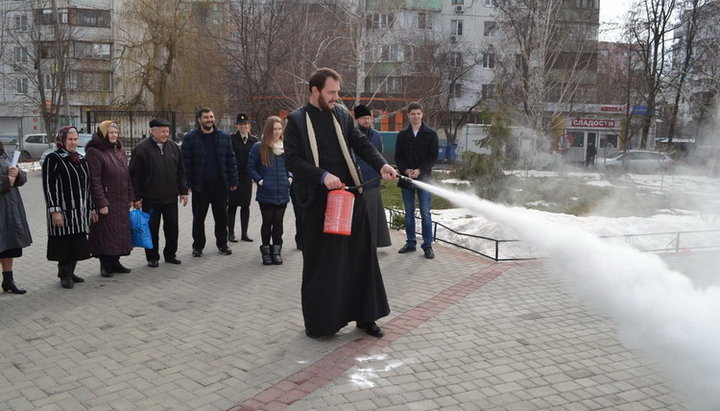 Рятувальники нагадали духовенству одного з храмів Одеси правила користування вогнегасником