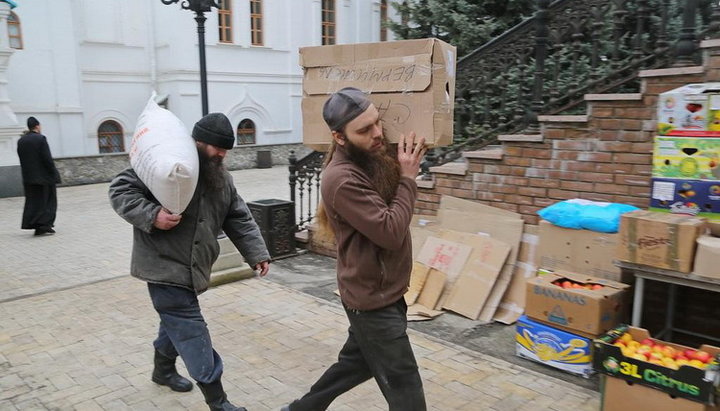 Из Черновцов в Святогорскую лавру доставили помощь для переселенцев