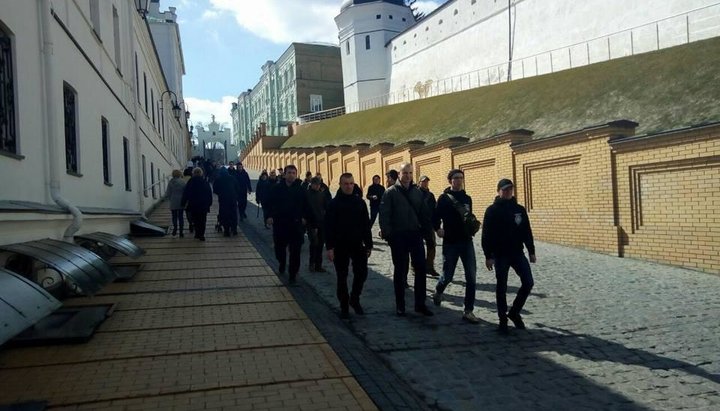 A whole bunch of nationalists came to the Kiev-Pechersk Lavra