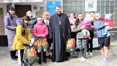 В Херсоні священик УПЦ відвідав з подарунками Будинок матері та дитини