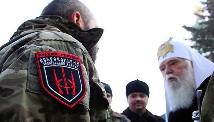 Киевский патриархат давно сотрудничает с радикалами и благословляет их «на борьбу с угрозами обществу»