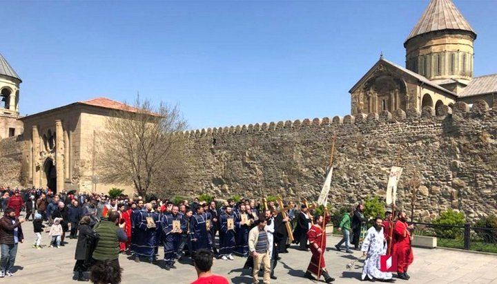 В городе Мцхета после богослужения в кафедральном соборе Светицховели состоялось праздничное шествие