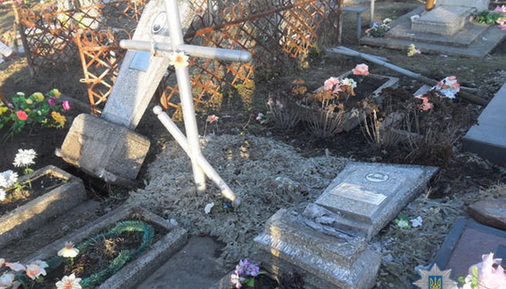 Злоумышленник повредил на одном из городских кладбищ Конотопа 14 надгробных памятников