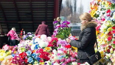 Стоит ли нести на кладбище искусственные цветы?