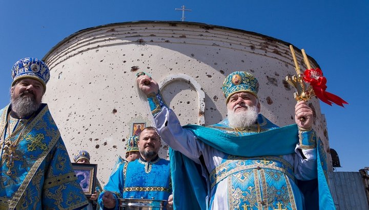 Митрополит Донецький і Маріуполській Іларіон очолив хресний хід навколо храму зруйнованої обителі