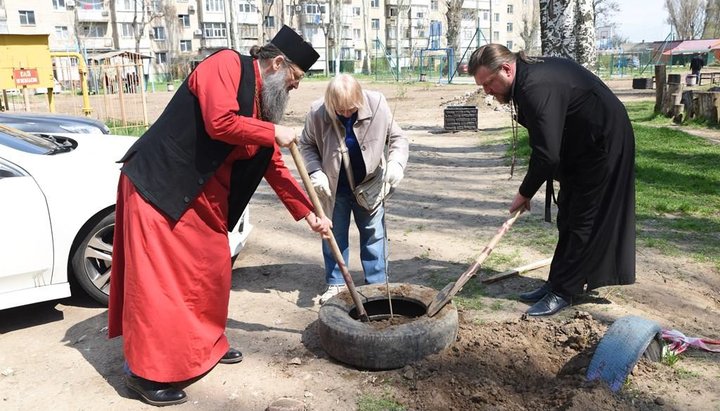 Митрополит Запорожский Лука высаживает деревья в Мелитополе