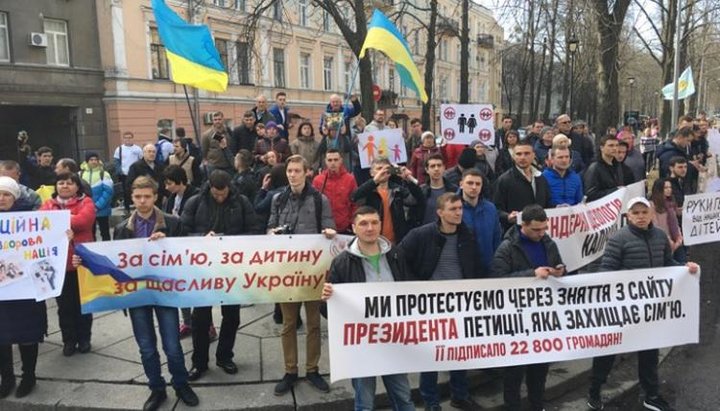 In the center of the Ukrainian capital on April 4, several thousand people joined a peaceful rally against gay propaganda in the country