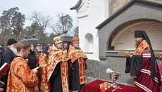 На киевском кладбище в Пуще-Водице освятили новую часовню УПЦ