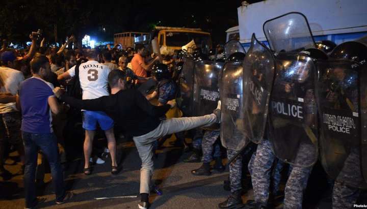У Єревані в ході акцій простесту вже відбулися зіткнення між поліцією і мітингувальниками