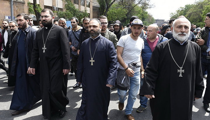 Священнослужителі на площі Республіки в Єревані, де відбуваються акції протесту учасників акцій опозиції
