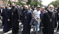 На армянском «майдане» между протестующими и полицией встали священники