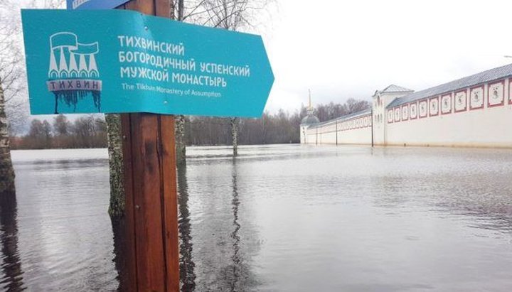 Тихвинский мужской монастырь РПЦ во время паводка