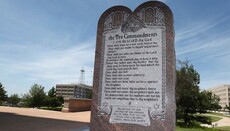 Сатанисты США подали в суд на штат из-за памятника «Десять Заповедей»