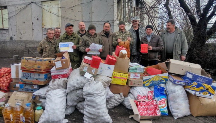 Священники и волонтеры привезли на Донбасс продукты питания и одежду 