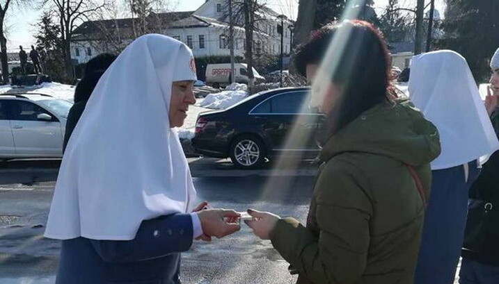 Сестри милосердя несуть послух на вулицях столиці, у громадському транспорті, у лікарнях та навчальних закладах