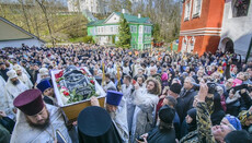 У Псково-Печерському монастирі тисячі вірян попрощалися зі старцем Адріаном