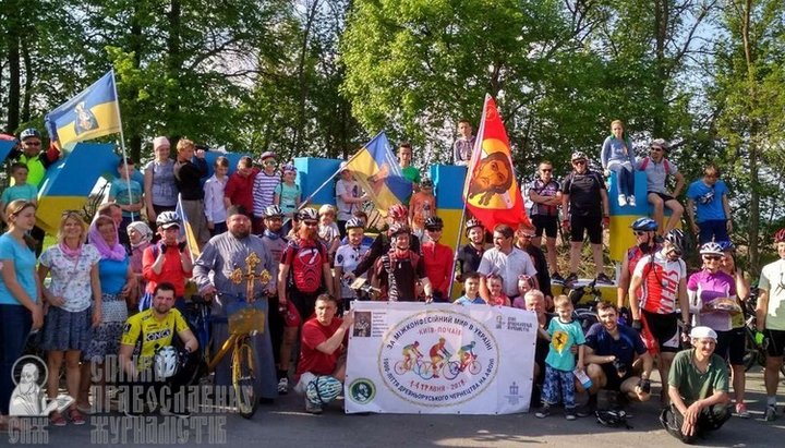 Велопаломників на шляху до Почаївської лаври радо зустріли віряни Корця