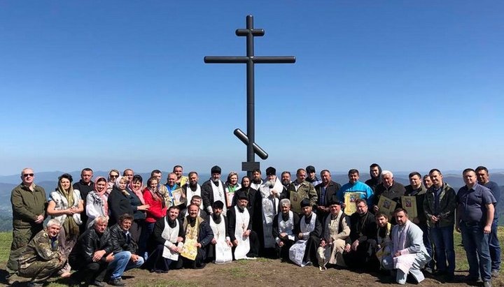У Карпатах новий восьмиметровий хрест зроблений з заліза