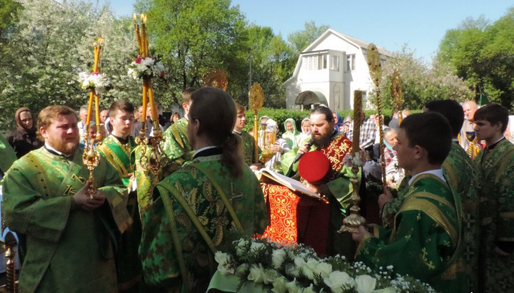 Богослужение в честь 20-летия возрождения монашеской жизни в Свято-Введенском монастыре