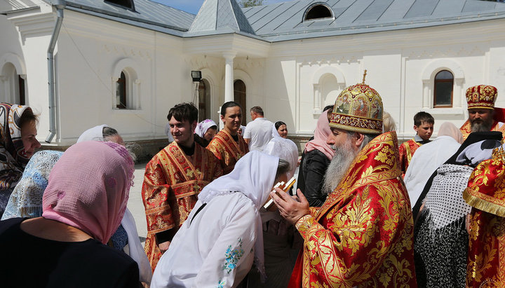 Митрополит Арсений благословил паству в Свято-Георгиевском скиту Лавры