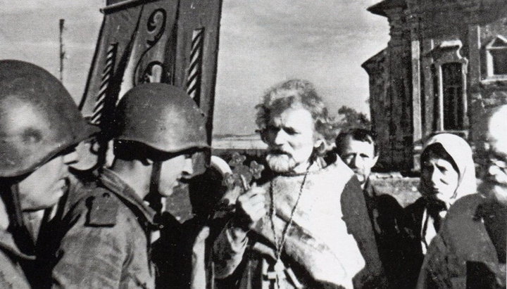 Священник Дмитрий Орловский благословляет советских бойцов перед боем. Орловское направление, 1943 год. 