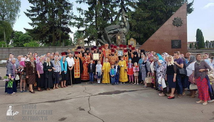 Духовенство та миряни Рівненської єпархії біля військового меморіалу