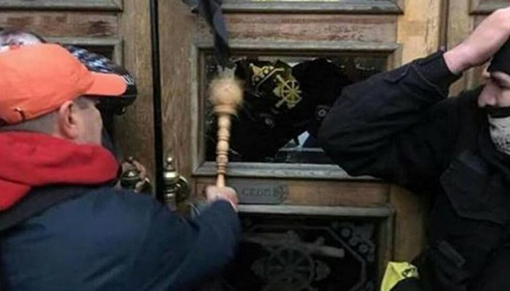 Любарец булавой разбивает стекло в дверях Октябрьского дворца 17 декабря