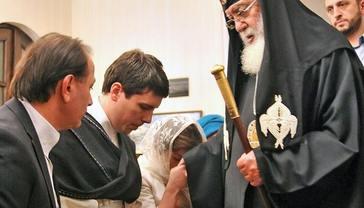 Предстоятель Грузинской Православной Церкви Илия ІІ благословляет обвенчавшуюся пару
