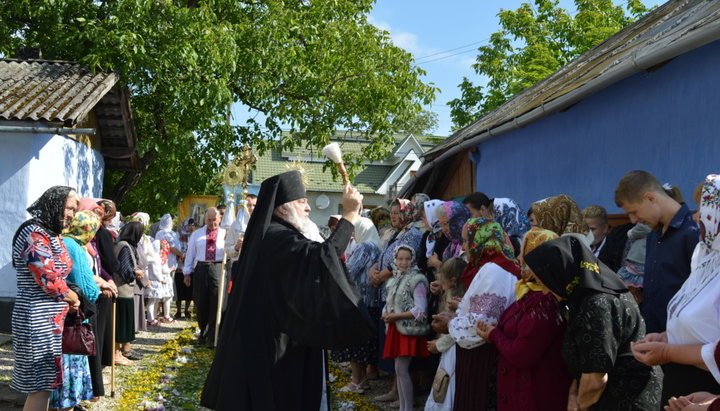 Єпископ Івано-Франківський Тихон благословляє вірних УПЦ в селі Старий Гвіздець