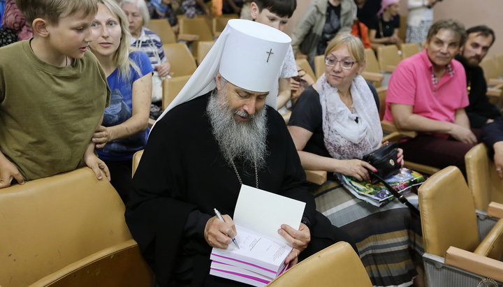 На презентації в Краматорську намісник Святогірської обителі Арсеній роздавав автографи