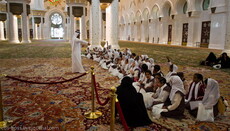 Власти ОАЭ запретили декламировать Коран в мечетях без лицензии