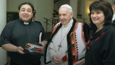 Папа Франциск сфотографировался на камеру в гуцульской одежде