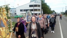 Нічний хресний хід з Ужгорода до Мукачевого зібрав сотні вірних УПЦ