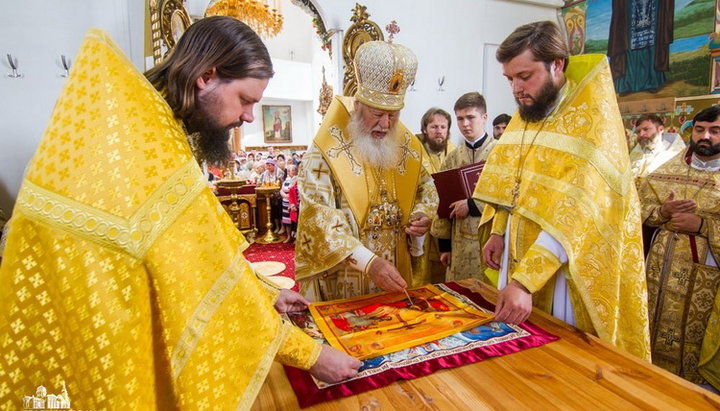 Освячення престолу Свято-Миколаївського храму