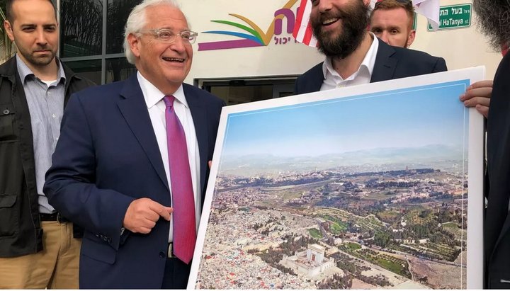 Посол США в Израиле Фридман у скандального коллажа с изображением Храмовой горы