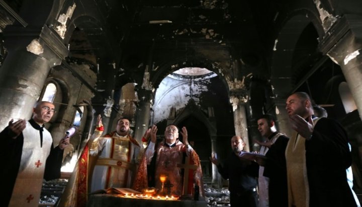 Іракські християни звершують богослужіння у зруйнованому храмі в Мосулі