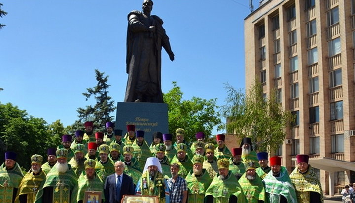 Памятник святому праведному Петру Калнышевскому в Кривом Роге